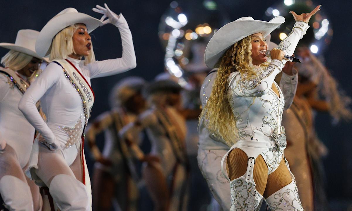 Beyoncé performs 